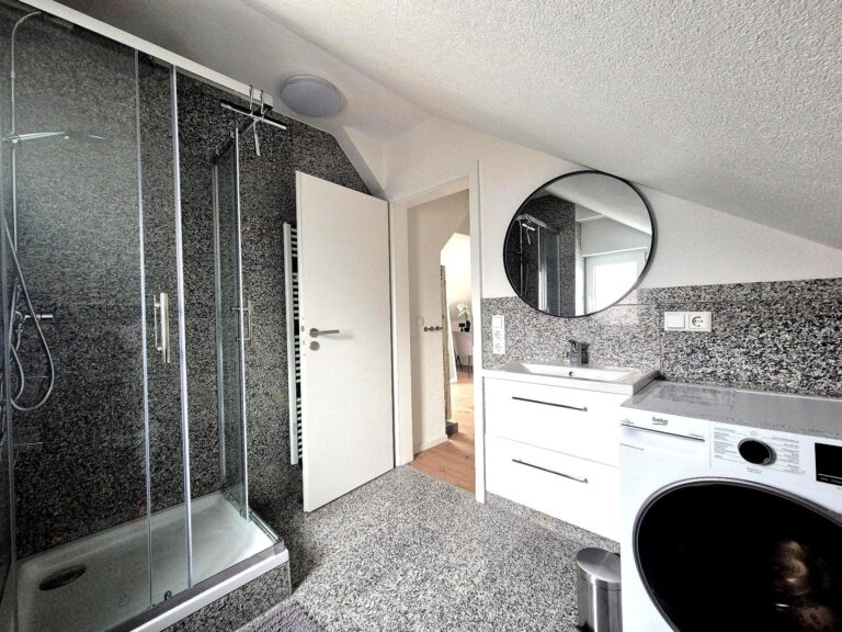 Badezimmer mit Waschmaschine und Spiegel WG Wohnung